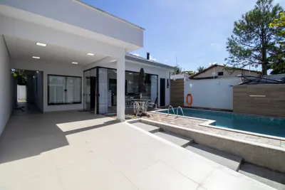 Casa - Térrea com 3 quartos (sendo 1 suite(s)) a 200,00 metros praia.