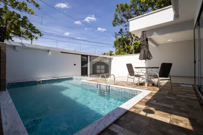 Casa - Térrea com 3 quartos (sendo 1 suite(s)) a 200,00 metros praia.