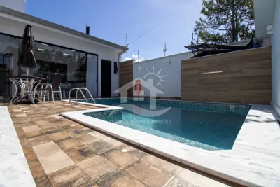 Casa - Térrea com 3 quartos (sendo 1 suite(s)) a 200,00 metros praia.