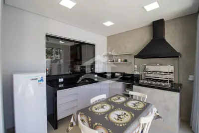 Casa - Térrea com 3 quartos (sendo 1 suite(s)) a 200,00 metros praia.