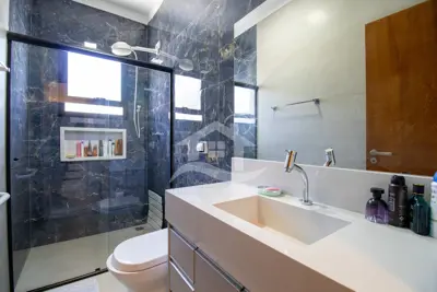 Casa - Térrea com 3 quartos (sendo 1 suite(s)) a 200,00 metros praia.