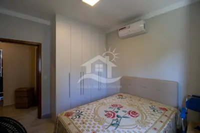 Casa - Térrea com 3 quartos (sendo 1 suite(s)) a 200,00 metros praia.