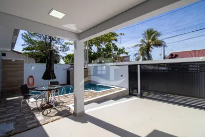 Casa - Térrea com 3 quartos (sendo 1 suite(s)) a 200,00 metros praia.