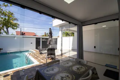 Casa - Térrea com 3 quartos (sendo 1 suite(s)) a 200,00 metros praia.