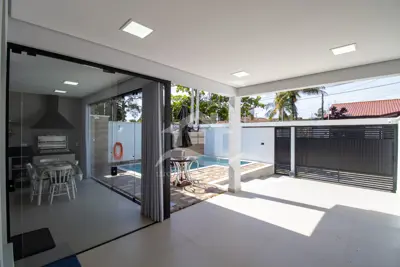 Casa - Térrea com 3 quartos (sendo 1 suite(s)) a 200,00 metros praia.