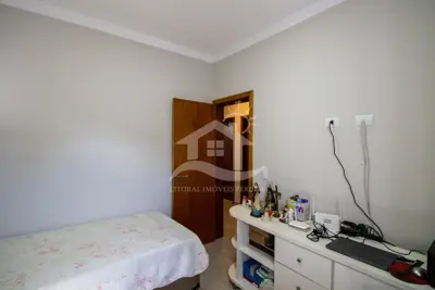 Casa - Térrea com 3 quartos (sendo 1 suite(s)) a 200,00 metros praia.
