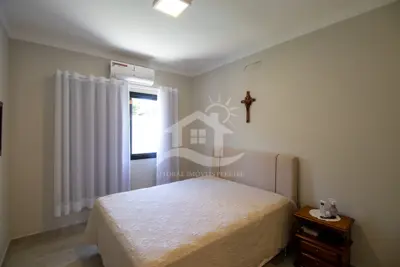 Casa - Térrea com 3 quartos (sendo 1 suite(s)) a 200,00 metros praia.