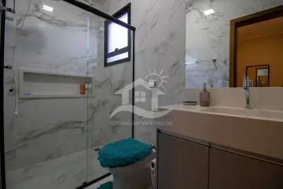 Casa - Térrea com 3 quartos (sendo 1 suite(s)) a 200,00 metros praia.