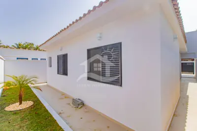 Casa - Térrea com 3 quartos (sendo 1 suite(s)) a 200,00 metros praia.