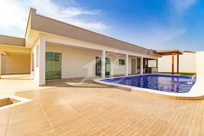 Casa - Térrea com piscina com 4 dormitórios (sendo 2 suite(s)) a 200,00 metros praia.