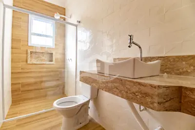 Casa - Térrea com piscina com 4 dormitórios (sendo 2 suite(s)) a 200,00 metros praia.