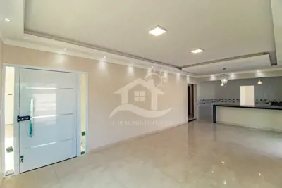 Casa - Térrea com piscina com 4 dormitórios (sendo 2 suite(s)) a 200,00 metros praia.