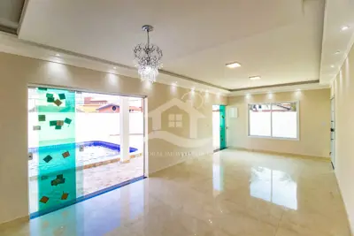 Casa - Térrea com piscina com 4 dormitórios (sendo 2 suite(s)) a 200,00 metros praia.