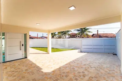 Casa - Térrea com piscina com 4 dormitórios (sendo 2 suite(s)) a 200,00 metros praia.
