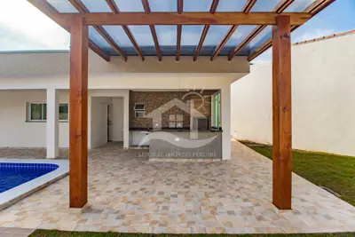 Casa - Térrea com piscina com 4 dormitórios (sendo 2 suite(s)) a 200,00 metros praia.