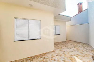 Casa - Térrea com piscina com 4 dormitórios (sendo 2 suite(s)) a 200,00 metros praia.
