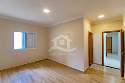 Casa - Térrea com piscina com 4 dormitórios (sendo 2 suite(s)) a 200,00 metros praia.