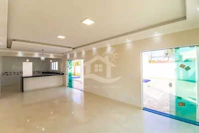 Casa - Térrea com piscina com 4 dormitórios (sendo 2 suite(s)) a 200,00 metros praia.