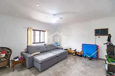 Casa - Sobrado com 4 dormitórios (sendo 4 suite(s)) a 600,00 metros praia.