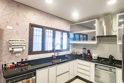 Casa - Sobrado com 4 dormitórios (sendo 4 suite(s)) a 600,00 metros praia.