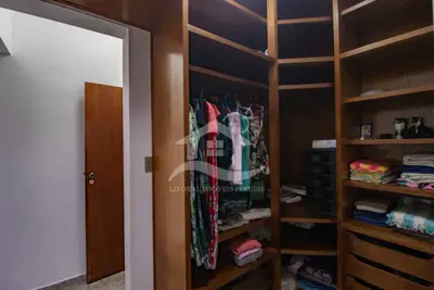 Casa - Sobrado com 4 dormitórios (sendo 4 suite(s)) a 600,00 metros praia.