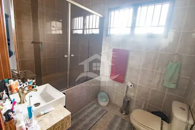 Casa - Sobrado com 4 dormitórios (sendo 4 suite(s)) a 600,00 metros praia.