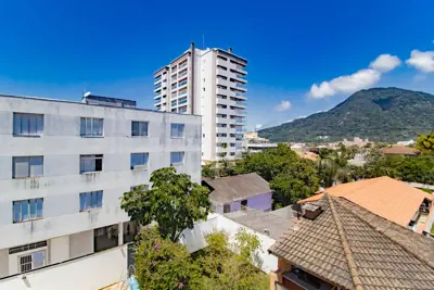 Apartamento - Amplo com 2 dormitórios (sendo 1 suite(s)) a 600,00 metros praia.