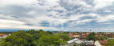 Apartamento - Amplo com 2 dormitórios (sendo 1 suite(s)) a 900,00 metros praia.