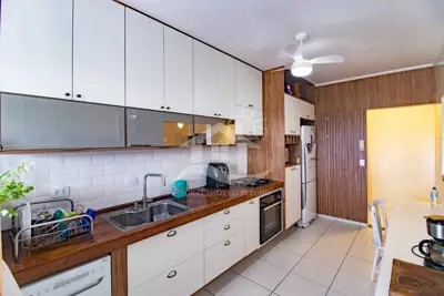 Apartamento - Amplo com 2 dormitórios (sendo 1 suite(s)) a 900,00 metros praia.