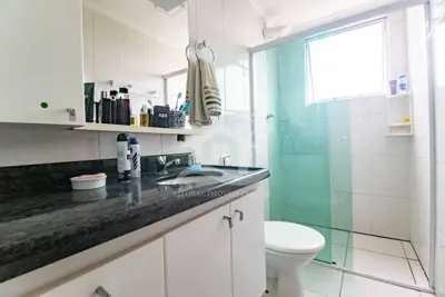 Apartamento - Amplo com 2 dormitórios (sendo 1 suite(s)) a 900,00 metros praia.