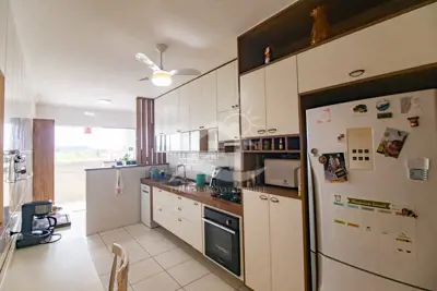 Apartamento - Amplo com 2 dormitórios (sendo 1 suite(s)) a 900,00 metros praia.