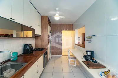 Apartamento - Amplo com 2 dormitórios (sendo 1 suite(s)) a 900,00 metros praia.