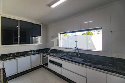 Casa - Sobrado com 3 quartos (sendo 1 suite(s)) a 1600,00 metros praia.