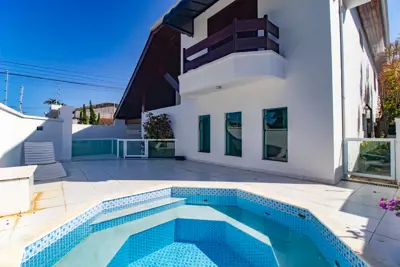 Casa - Sobrado com 3 quartos (sendo 1 suite(s)) a 1600,00 metros praia.
