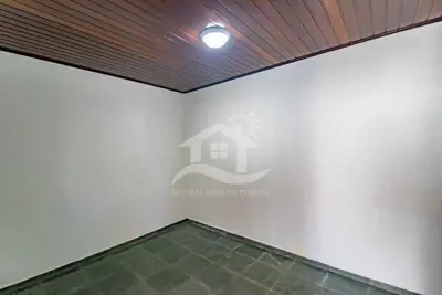Casa - Sobrado com 3 quartos (sendo 1 suite(s)) a 1600,00 metros praia.