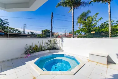 Casa - Sobrado com 3 quartos (sendo 1 suite(s)) a 1600,00 metros praia.