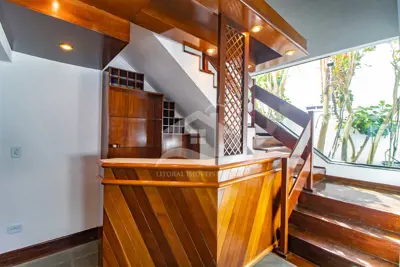 Casa - Sobrado com 3 quartos (sendo 1 suite(s)) a 1600,00 metros praia.