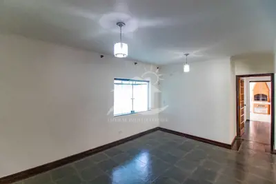 Casa - Sobrado com 3 quartos (sendo 1 suite(s)) a 1600,00 metros praia.