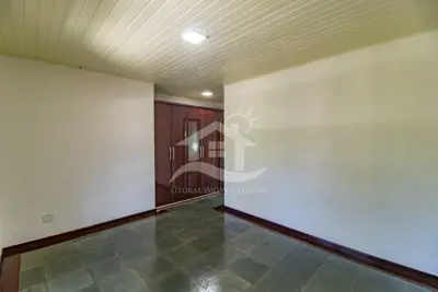 Casa - Sobrado com 3 quartos (sendo 1 suite(s)) a 1600,00 metros praia.