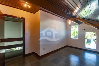 Casa - Sobrado com 3 quartos (sendo 1 suite(s)) a 1600,00 metros praia.