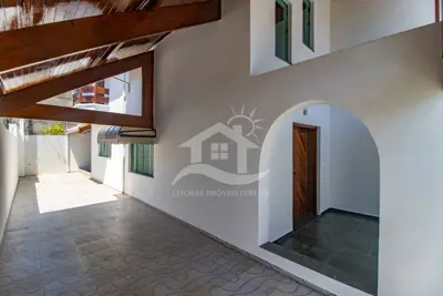 Casa - Sobrado com 3 quartos (sendo 1 suite(s)) a 1600,00 metros praia.