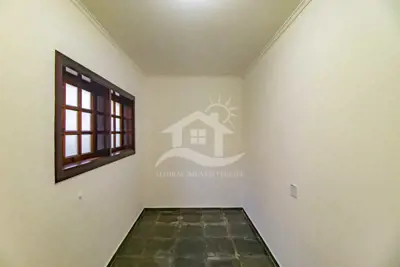 Casa - Sobrado com 3 quartos (sendo 1 suite(s)) a 1600,00 metros praia.
