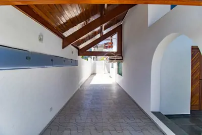 Casa - Sobrado com 3 quartos (sendo 1 suite(s)) a 1600,00 metros praia.