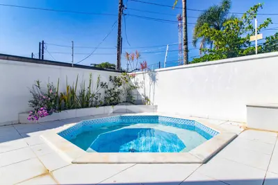 Casa - Sobrado com 3 quartos (sendo 1 suite(s)) a 1600,00 metros praia.