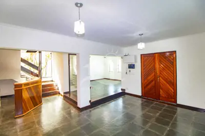 Casa - Sobrado com 3 quartos (sendo 1 suite(s)) a 1600,00 metros praia.