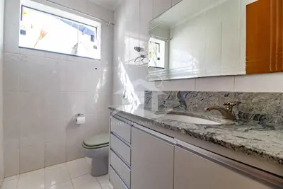 Casa - Sobrado com 3 quartos (sendo 1 suite(s)) a 1600,00 metros praia.