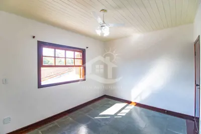 Casa - Sobrado com 3 quartos (sendo 1 suite(s)) a 1600,00 metros praia.