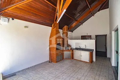 Casa - Sobrado com 3 quartos (sendo 1 suite(s)) a 1600,00 metros praia.