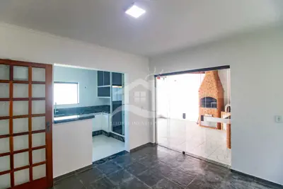 Casa - Sobrado com 3 quartos (sendo 1 suite(s)) a 1600,00 metros praia.