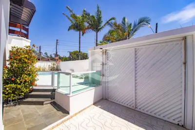 Casa - Sobrado com 3 quartos (sendo 1 suite(s)) a 1600,00 metros praia.